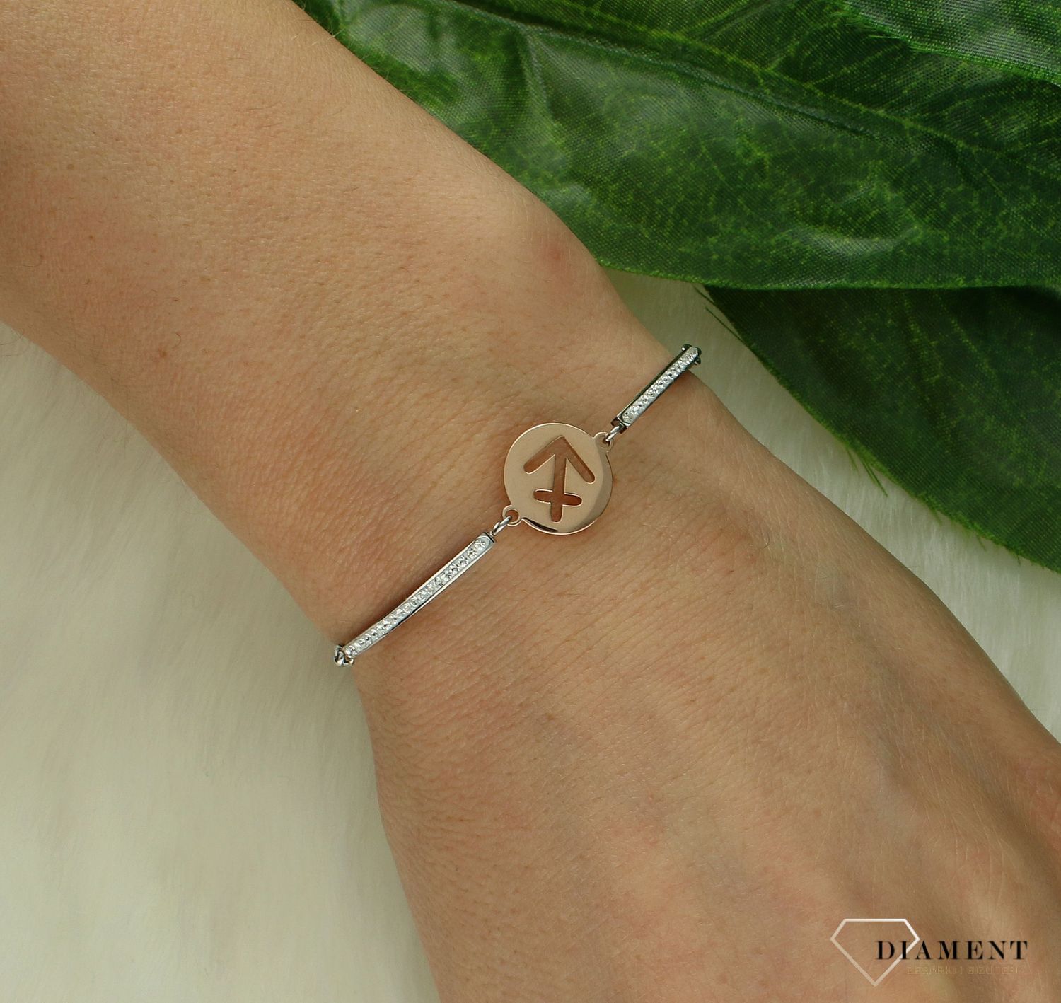 Bransoletka damska znak zodiaku Strzelec Nomination Italy Milleluci rosegold 028014 009 z kolekcji Zodiaco. Wykonana ze stali szlachetnej, zdobiona mieniącymi się, błyszczącymi cyrkoniami pave oraz zawieszką ze znakiem zodiaku STRZELEC.jpg